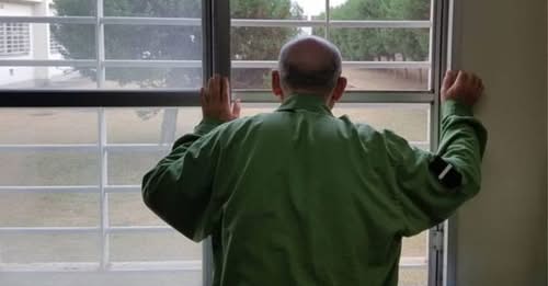 বৃদ্ধরা ইচ্ছে করে কারাগারে যেতে চায় যে দেশে!!!